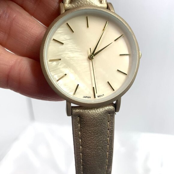 Minimalist Unisex Gold Leather Analog Watch With QRTZ Japanese Movement - Picture 4 of 9